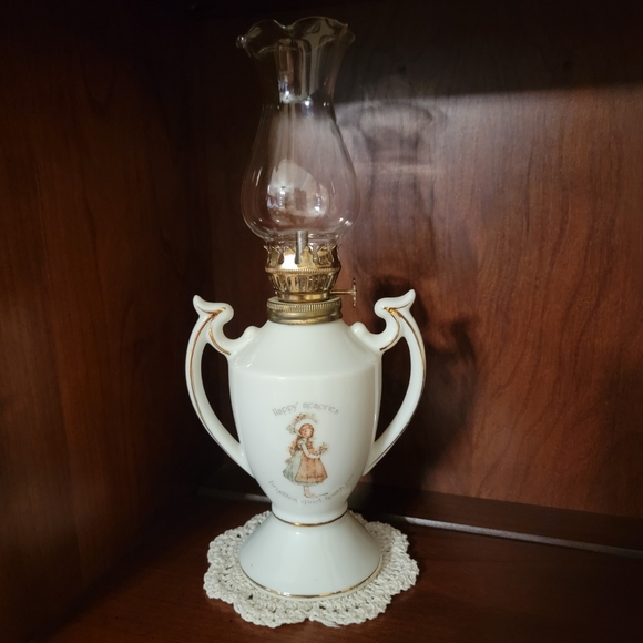 HOLLY HOBBIE® ♡ 1970's Mint Condition Genuine Porcelain Miniature Oil Lamp - Picture 8 of 13